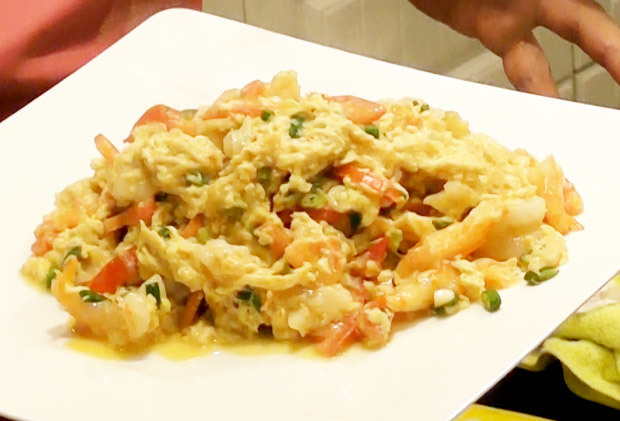 蟹肉虾仁滑蛋(豆油伯金豆酱油)的做法