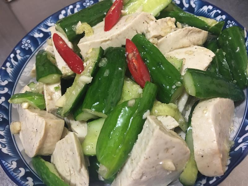 凉拌素鸡小黄瓜的做法