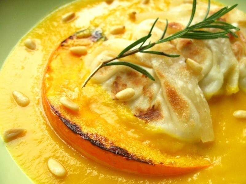 迷迭香鸡肉饺佐南瓜浓汤的做法