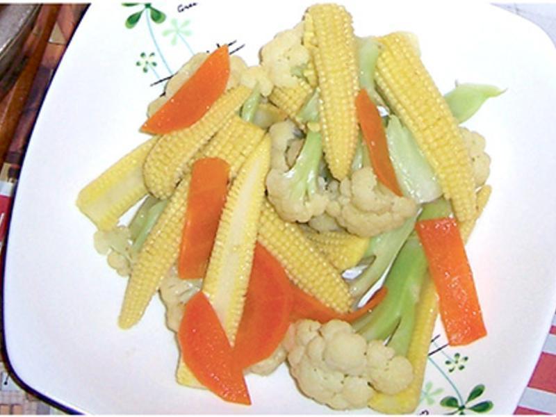 花椰菜炒玉米笋的做法