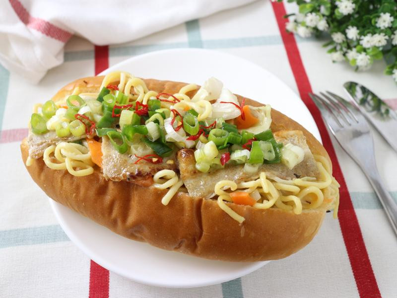 葱盐烧肉面堡的做法