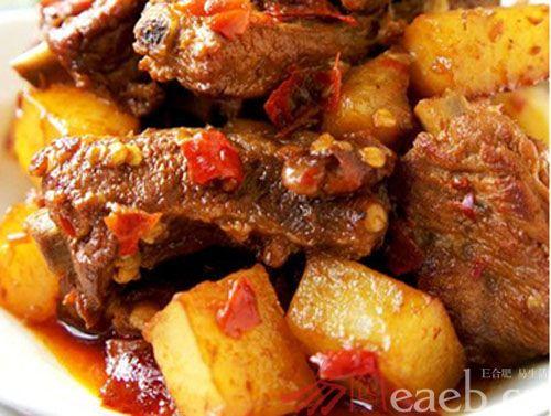 红油土豆焖排骨的做法