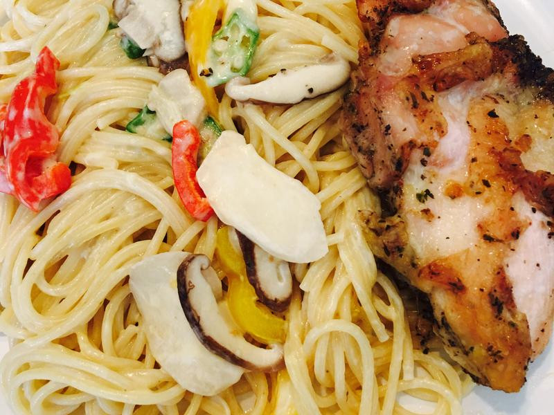 香料鸡腿排佐白酱义面的做法