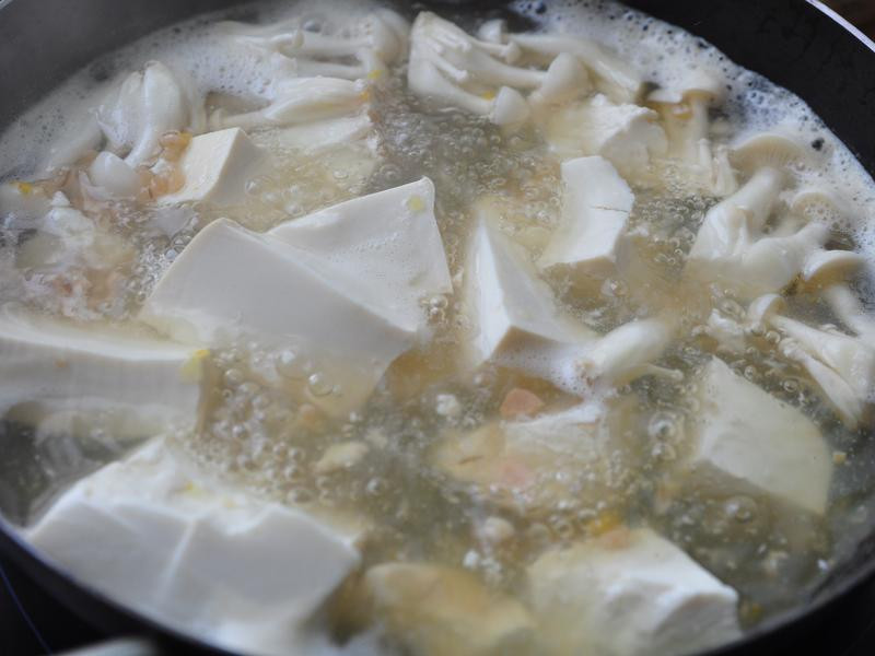 雪白菇味噌豆腐汤的做法
