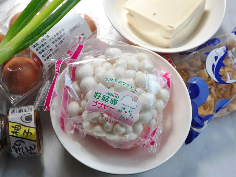 雪白菇味噌豆腐汤的做法