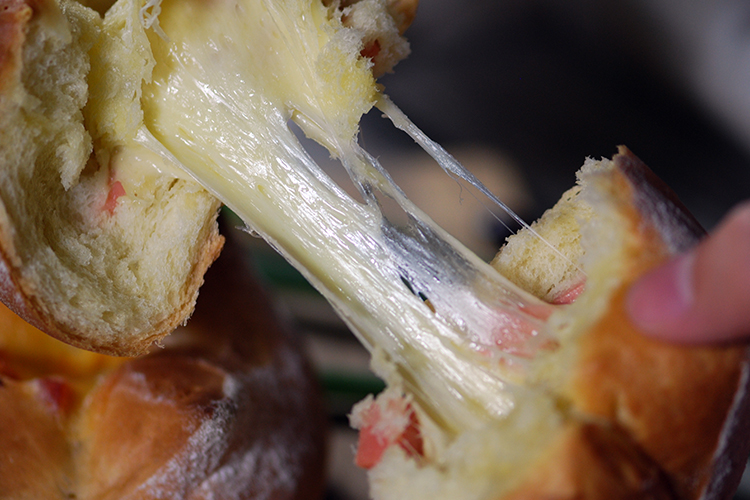 烘焙美食熔岩芝士面包的做法