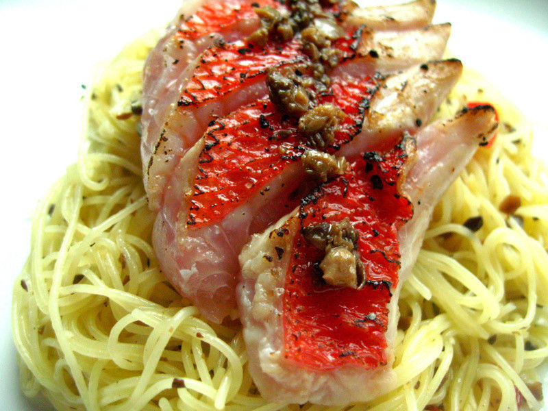 炙烧金目鲷佐香蒜辣椒松露天使面的做法