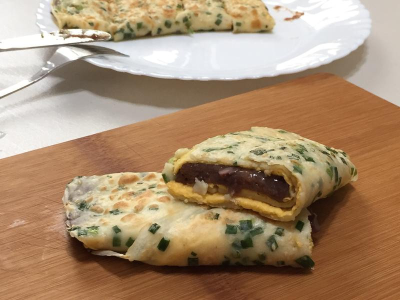 红豆年糕葱蛋饼的做法