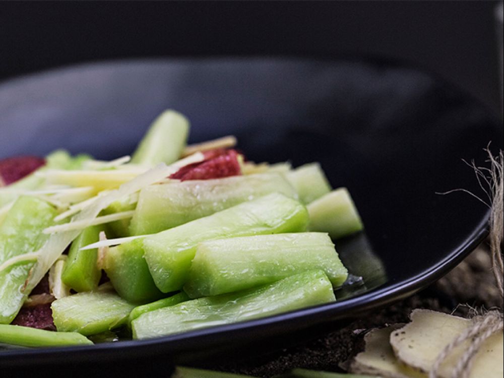 姜汁芥兰炒腊味的做法