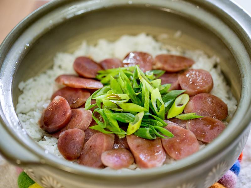 简易版香肠砂锅饭的做法