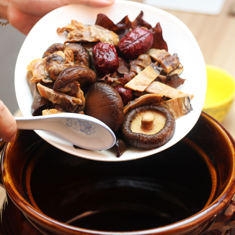 广东老火靓汤-香菇木耳墨鱼汤的做法