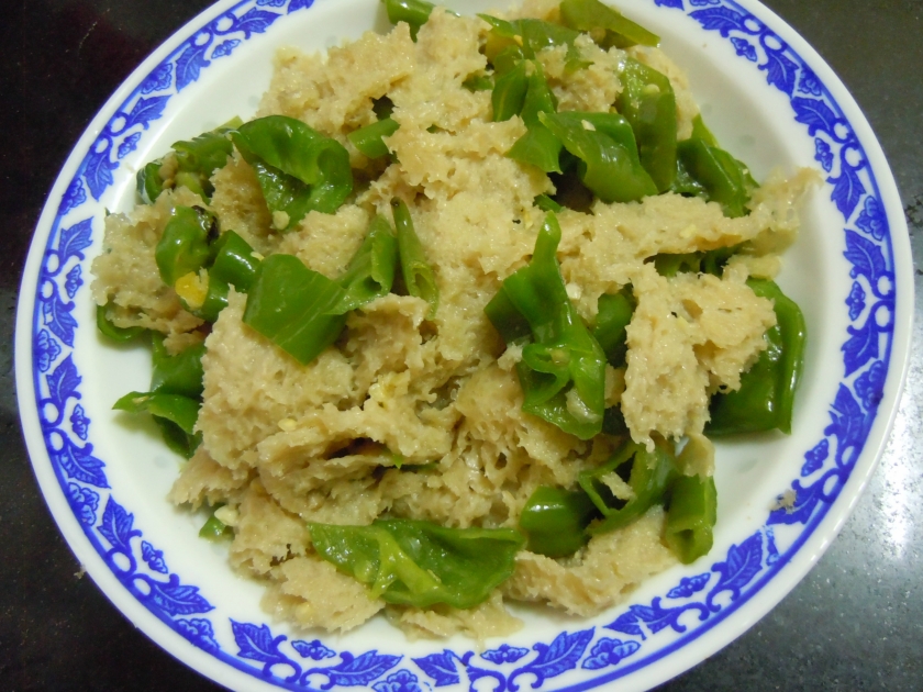 青椒炒烤麸开胃菜的做法