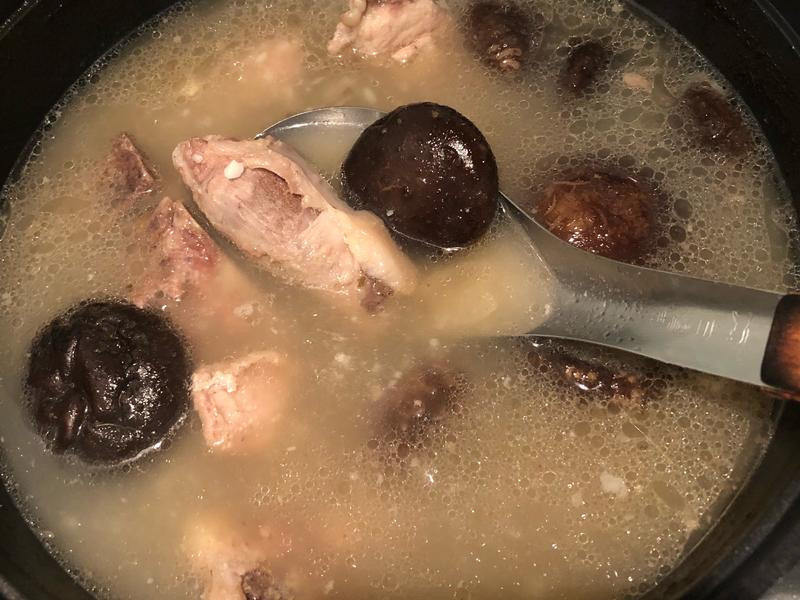 香菇蒜头熬猪骨头汤的做法