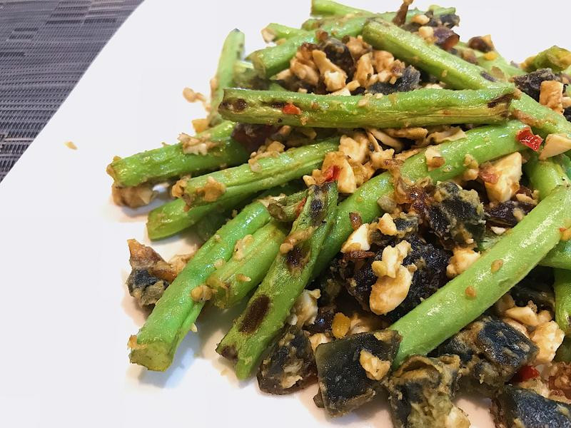 金银蛋干煸四季豆的做法