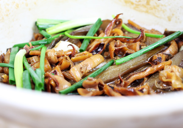 鱿鱼干茄子煲的做法