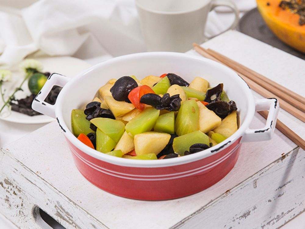 黑木耳莴笋炒山药的做法