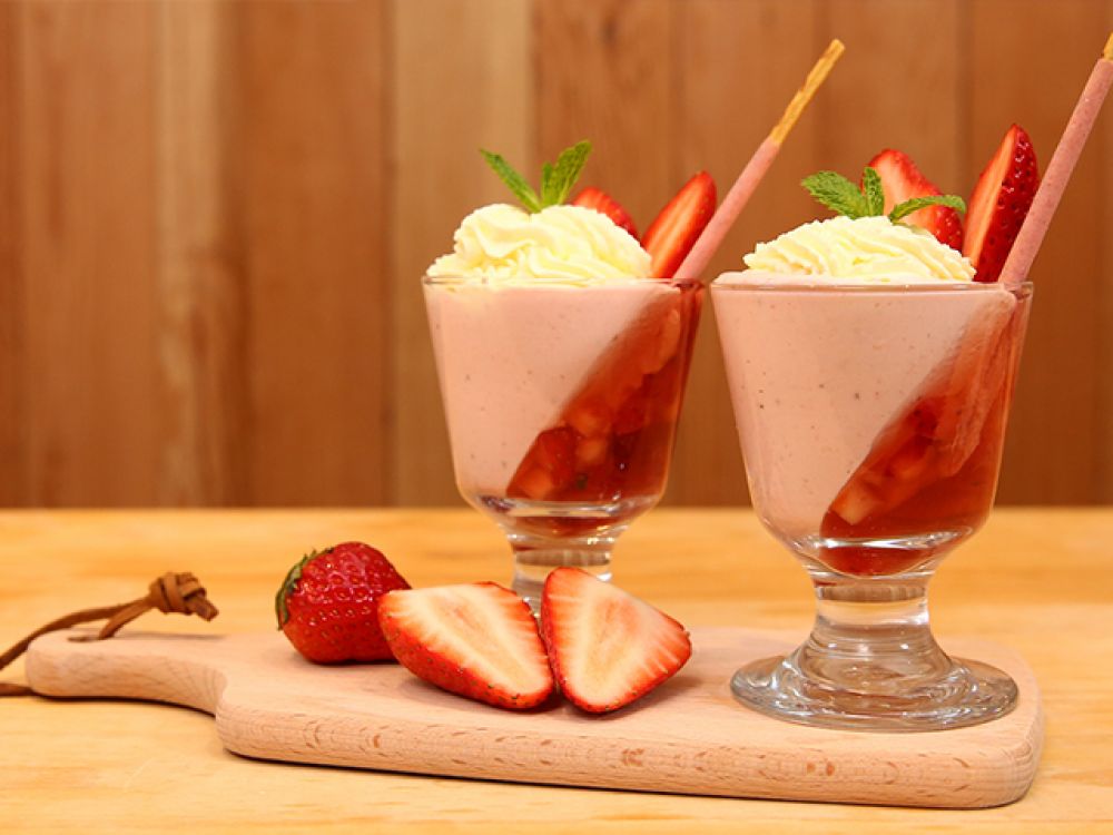 雪顶草莓杯的做法