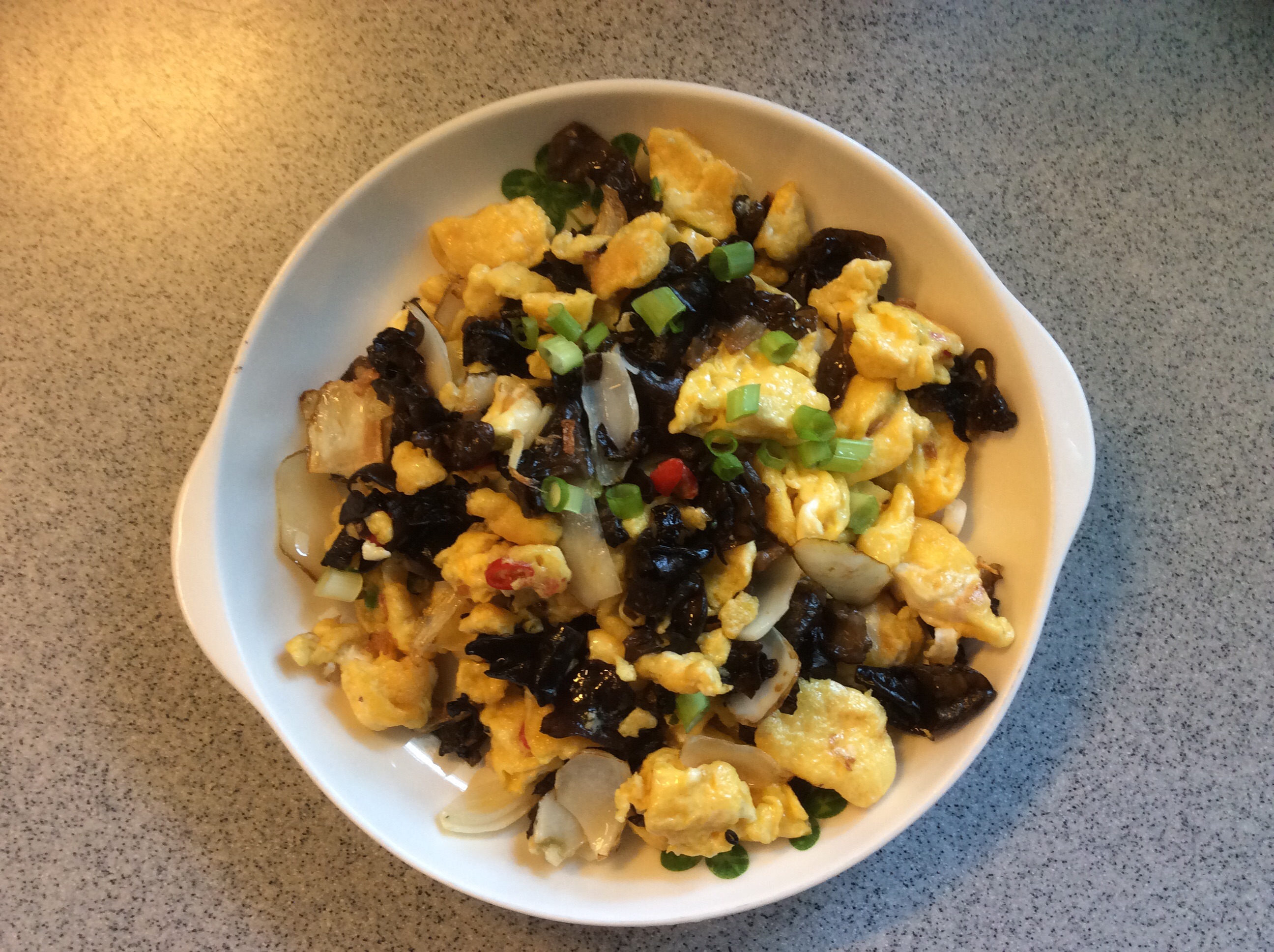 木耳百合炒鸡蛋的做法