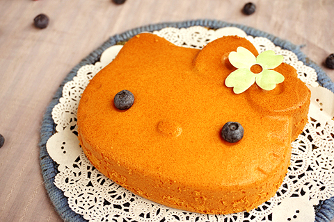 凯蒂猫酸奶蓝莓戚风蛋糕的做法