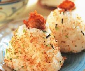 唐扬鸡肉块饭团的做法