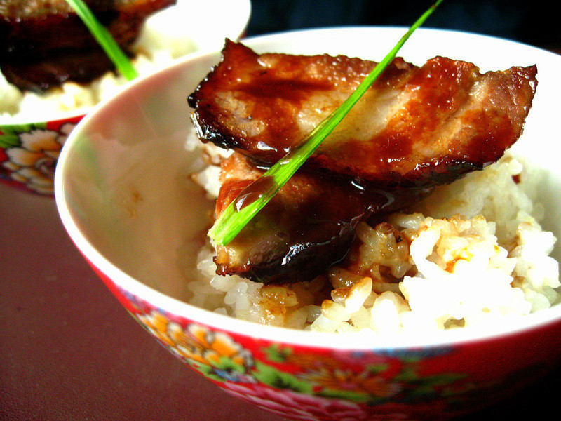 香烤蜜汁叉烧佐蒜味炒饭的做法