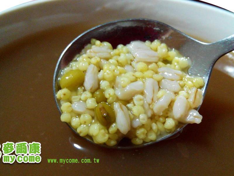 夏日凉品-燕麦小米甜汤 (电锅料理)的做法
