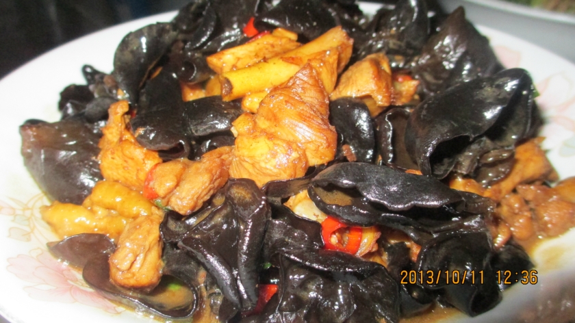 木耳焖鸡块的做法