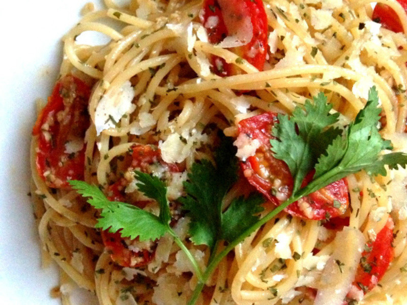 蒜香鳀鱼蕃茄义大利面的做法