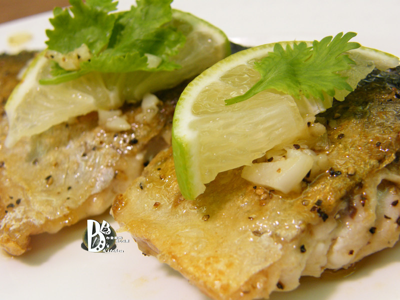 香煎鲭鱼佐奶油蒜香青柠的做法