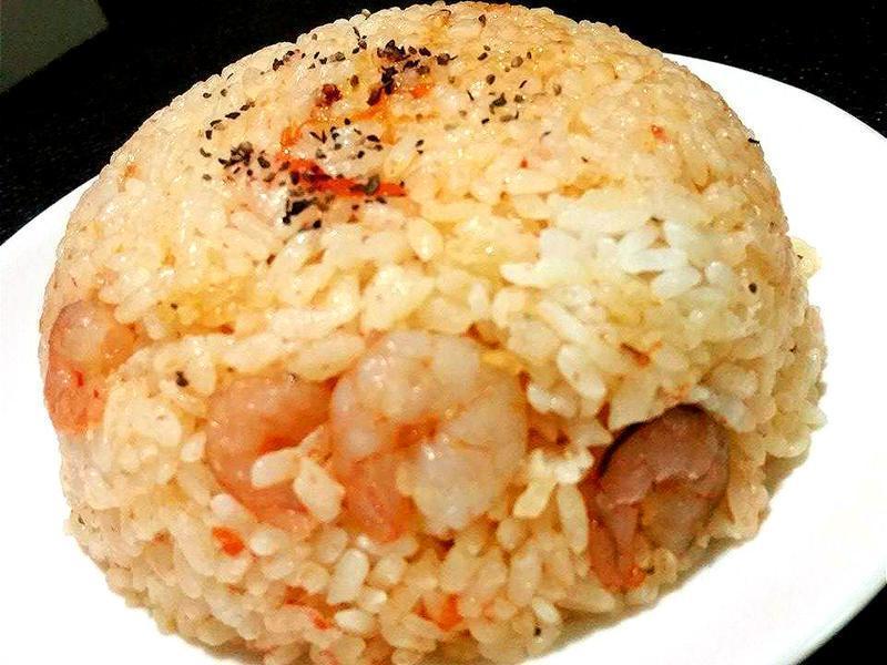 整个番茄饭─奶油虾仁版的做法