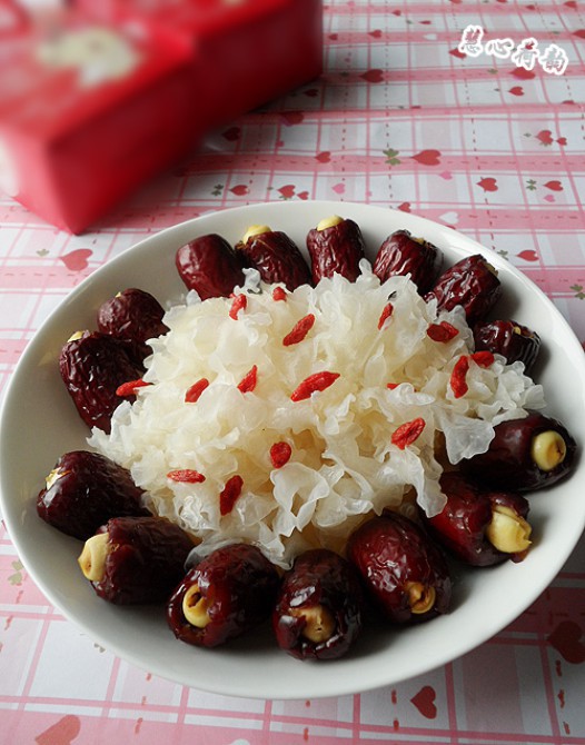 蜜汁银耳红枣莲子枸的做法