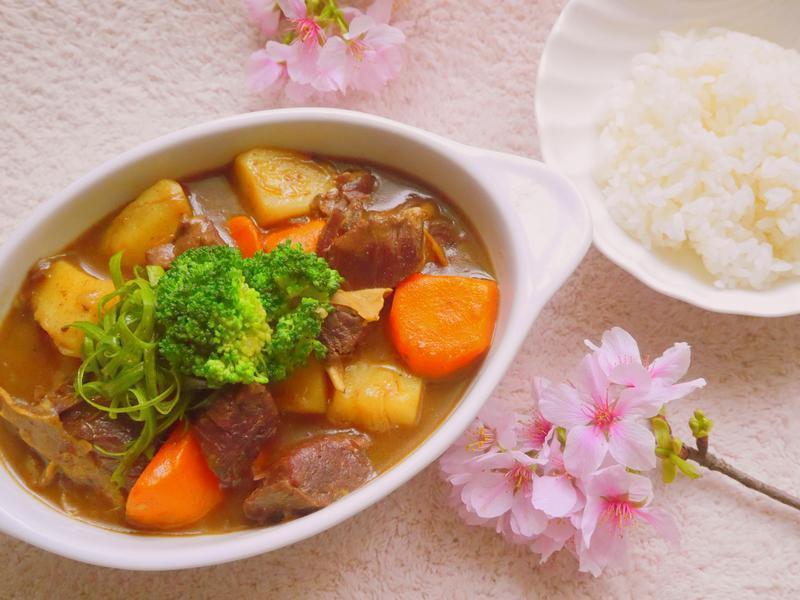 牛腩炖煮咖喱的做法