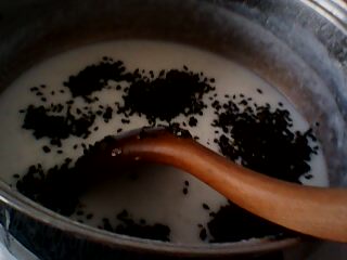 牛奶芝麻粥的做法