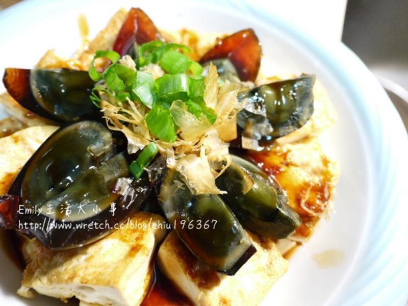 凉拌黄金砖皮蛋花的做法