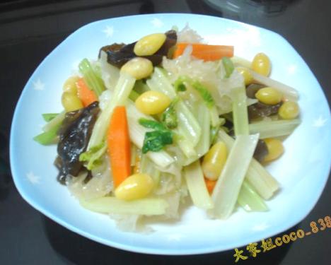 素菜煮义一一双耳拌银杏的做法