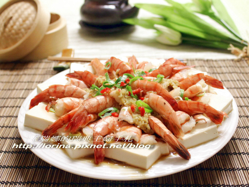 新书食谱抢先看~10分钟豪华宴客菜蒜蓉蒸虾的做法