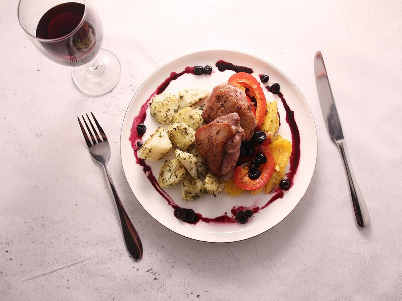 煎鸭胸佐蓝莓酱的做法