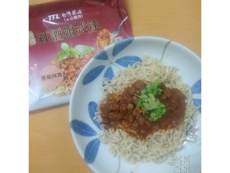 懒人的红酒蕃茄肉酱泡面的做法
