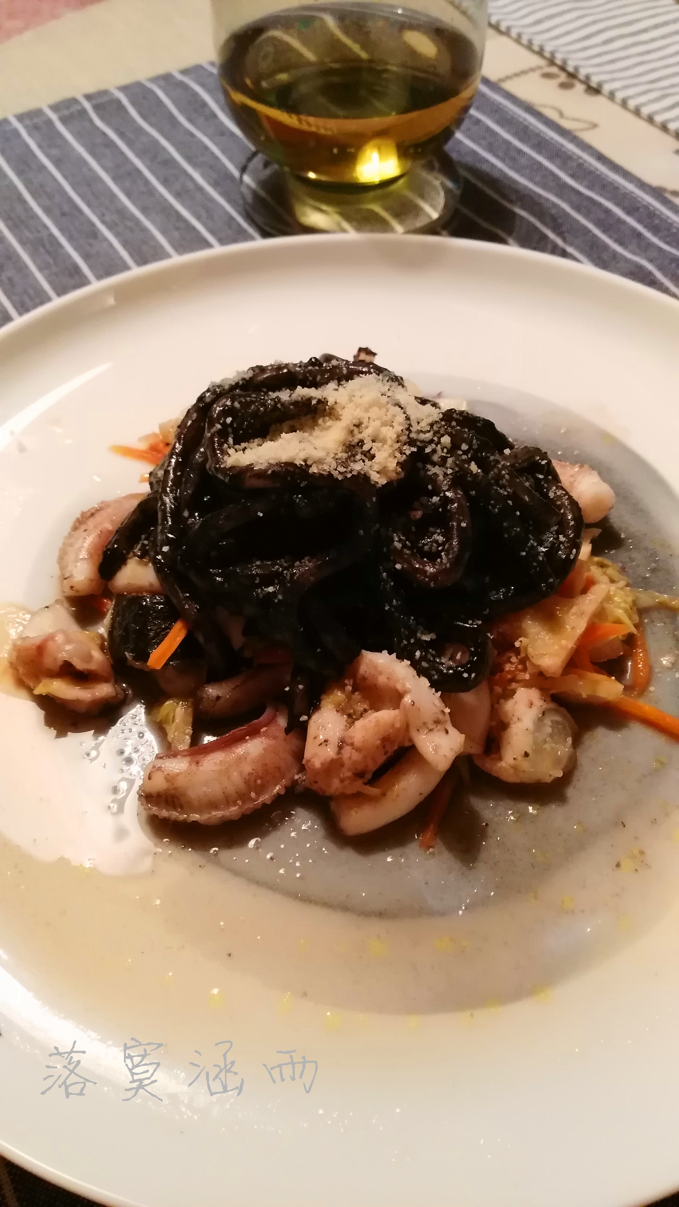 跟名厨学做饭 墨鱼汁乌冬面的做法