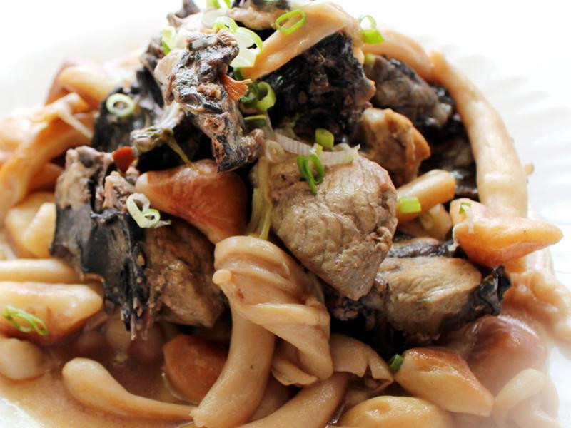 菱角香烧乌骨鸡的做法