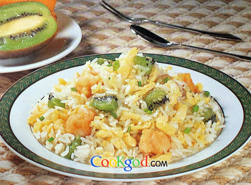 猕猴桃三文鱼炒饭的做法