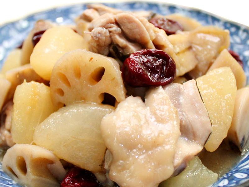 梨香莲藕炖鸡的做法