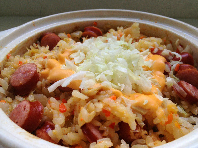 【一锅随意煮】德国香肠佐黄金泡菜炖饭的做法