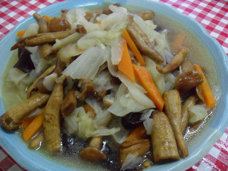 【得意的一天橄榄油】滑菇高丽菜的做法