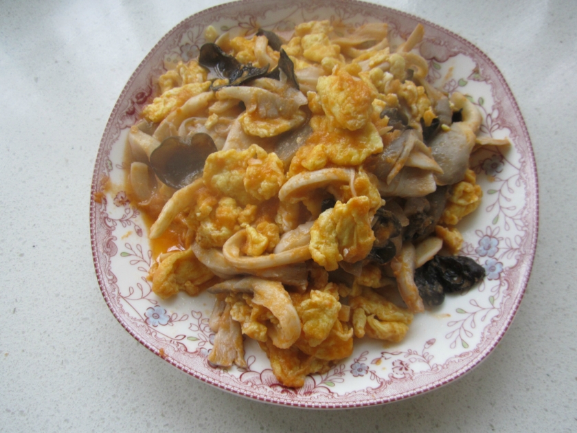 平菇番茄鸡蛋的做法