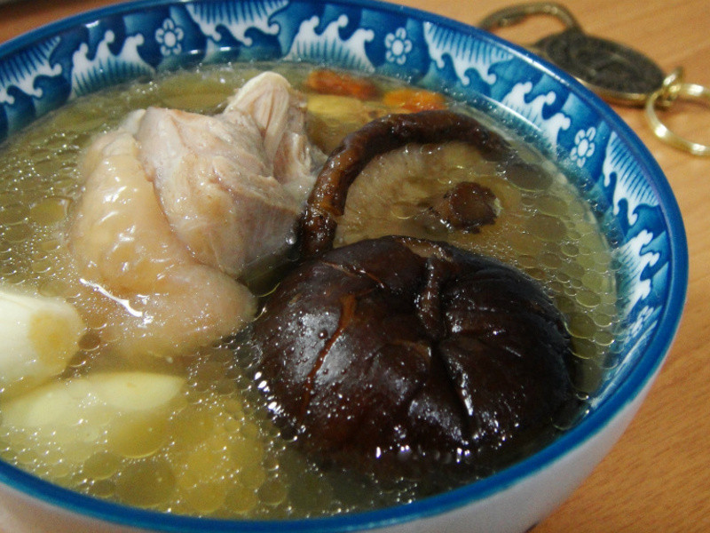 暖暖的 蒜头香菇鸡汤!的做法