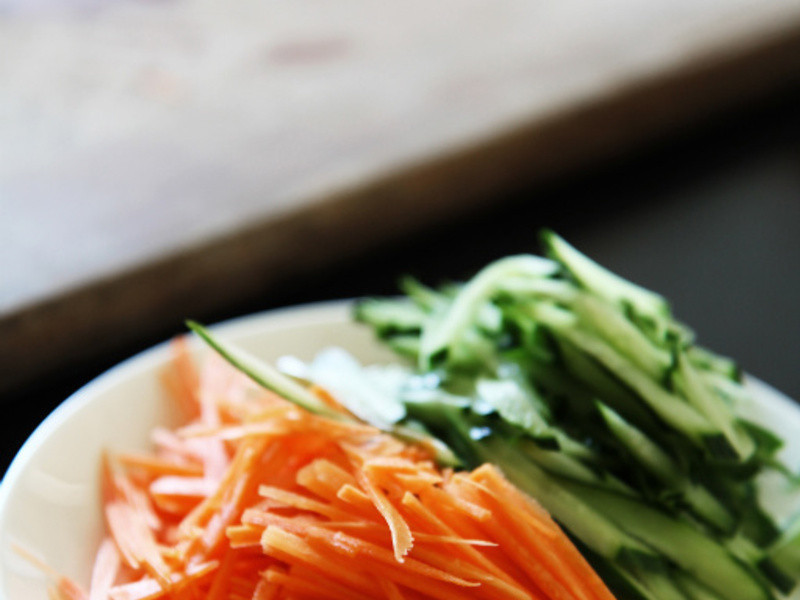 ¡¾ÒÁÀòɯ°×À±½´Ê³Æ×¡¿¼¦Ë¿À±½´Á¹ÃæµÄ×ö·¨