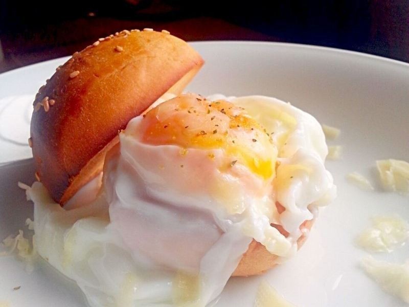 水煮蛋,小餐包和乳酪的做法