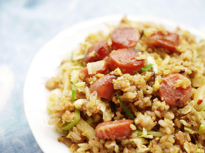 香肠萝卜泡菜炒饭的做法