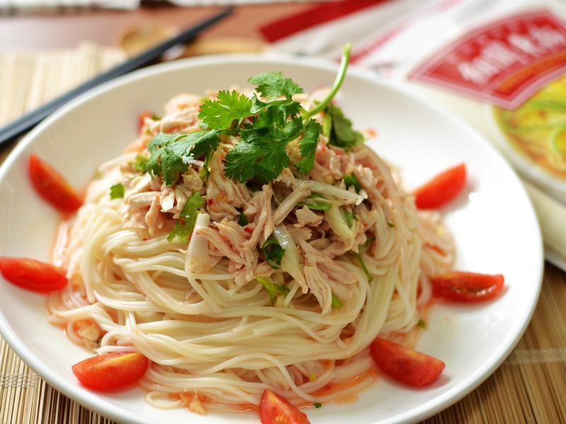 泰式酸辣鸡丝拌面的做法